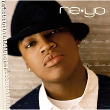 „Ne-Yo“ in weißer Schrift oben rechts, Porträt eines Mannes mit schwarzem Hut und Ohrringen, neutraler Ausdruck.