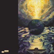 Eine Illustration zeigt ein dunkles Himmelskugel-Motiv mit Notenzeilen und leuchtenden, abstrakten Figuren darunter.