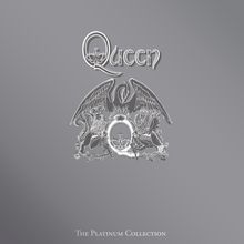 Oben "Queen", unten "The Platinum Collection". In der Mitte ein detailreiches Wappen-Logo mit Krone, Löwe, Phönix.