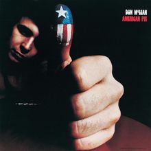 „DON McLEAN AMERICAN PIE“. Nahaufnahme eines Daumens mit amerikanischer Flagge bemalt. Im Hintergrund ein Gesicht.