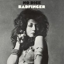 Schwarz-weiß Porträt einer Frau mit lockigem Haar. Oben steht: "NO DICE BADFINGER".