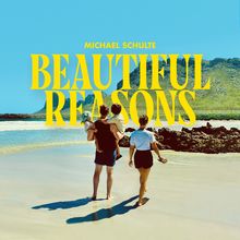 „MICHAEL SCHULTE BEAUTIFUL REASONS“ in großen gelben Buchstaben. Eine Familie am Strand, zum Meer blickend.