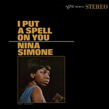 „I Put A Spell On You, Nina Simone“. Ein Foto zeigt eine Frau im Profil, elegant gekleidet.
