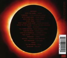 Liste von Liedtiteln und Künstlernamen in roter Schrift auf schwarzem Hintergrund, umgeben von einem leuchtenden Ring.