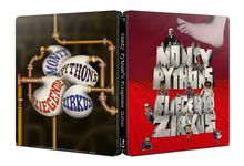 Monty Python’s Fliegender Zirkus, große Buchstaben, Eier in Rohren; skurrile Figuren, riesiger Fuß, rote Szenerie.