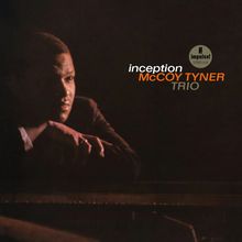 Text: „inception McCOY TYNER TRIO“. Dunkles Bild eines Mannes, der nachdenklich über einem Klavier lehnt.