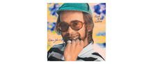 Elton John, Rock of the Westies. Person mit Brille, Hut, Ring, gestreiftes Hemd vor buntem Hintergrund.