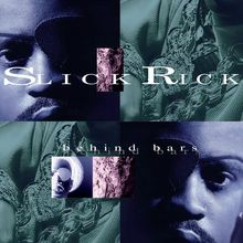 Text: "Slick Rick" und "behind bars". Collage mit Gesicht und Augenklappe, Schmuckketten und gemustertem Hintergrund.