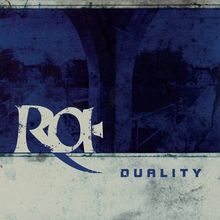 Text "RQF DUALITY" im Vordergrund, dunkle, abstrakte Hintergrundmuster in Blau- und Grautönen. Illustration mit robustem Look.