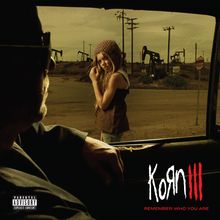 Texte: "Korn III" und "Remember Who You Are".  
Ein Mann im Auto blickt auf ein Kind, das neben einer Ölbohranlage steht.