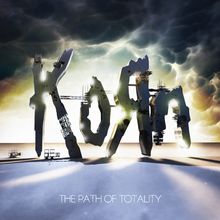 Text: "THE PATH OF TOTALITY". Riesiges, metallisches Logo mit Wolkenhimmel im Hintergrund, erinnert an Struktur.