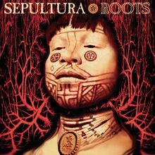 Text: "SEPULTURA ROOTS". Illustration eines Gesichts mit Mustern und roten, wurzelartigen Linien im Hintergrund.