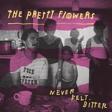 "The Pretty Flowers", "Never Felt Bitter" in gelb. Vier Personen in einem Raum, darunter ein Kind. Retro-Ästhetik mit violetten Streifen.
