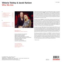 "Viktoria Tolstoy & Jacob Karlzon: Who We Are" steht oben. Links sind Songtitel mit Zeiten. Rechts ein Begleittext von Viktoria und Jacob. Darunter Credits und Infos zur Produktion.
