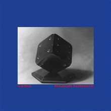 "VERO" und "RAZOR TONGUE" in rot am unteren Rand. Würfel auf Sockel in Schwarz-Weiß, blauer Hintergrund.
