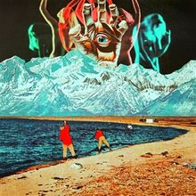 Ein surreales Gemälde zeigt zwei Personen am Wasser, mit schneebedeckten Bergen im Hintergrund und einer schwebenden Hand mit Auge.