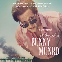 "Original Series Soundtrack by Nick Cave and Warren Ellis. Sky Original. The Death of Bunny Munro." Ein Mann mit Sonnenbrille beugt sich nach vorne. Im Hintergrund ein Qualmer über Wasser.