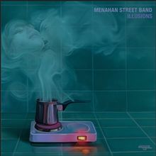 "Menahan Street Band Illusions" in lila Schrift. Eine Kanne auf Herdplatte, Dampf formt ein Gesicht.