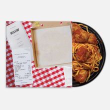 KGLW, King Gizzard & The Lizard Wizard, Italian Feast, Spaghetti & Meatballs auf kariertem Tischtuch, leere Pizzabox.