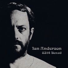 Der Text lautet: "Ian Anderson 8314 Boxed". Ein Gesicht in Schwarz-Weiß, beleuchtet von einer Seite, ist zu sehen.