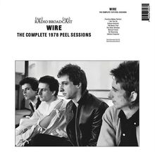 "RADIO BROADCAST WIRE THE COMPLETE 1978 PEEL SESSIONS" über einem Schwarz-Weiß-Foto von vier Personen in einer Reihe.