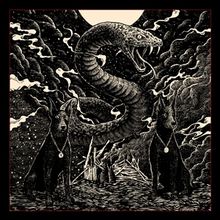 Illustration: Eine riesige, fauchende Schlange mit zwei Wölfen, die jeweils ein Amulett tragen, umgeben von einem dunklen Himmel.