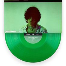 "greenhouse" links unten, "Pack... side a" auf Etikett. Grünes Vinyl, unscharfe Person, Haare im Gesicht.