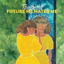 "The Beths - Future Me Hates Me." Eine Frau in Gelb schaut in einen Spiegel und sieht ihr nachdenkliches Spiegelbild.