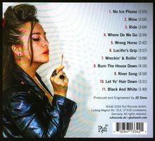 1. No Ice Please (2:55), 2. Mine (3:54), Eine Person raucht ein Streichholz, trägt eine Lederjacke.