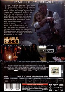 ERSTMALS IN 4K HDR. Ein Paar in einer bedrohlichen Umarmung, darunter Bilder von Menschen mit Fackeln und einem grausigen Raum.