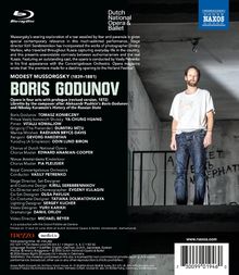 Texte: "NAXOS", "Boris Godunov", "Modest Mussorgsky", "Dutch National Opera & Ballet". Mann in weißem T-Shirt und Jeans.