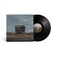 Ein altes, verlassenes Haus auf einer trostlosen Landschaft, abgebildet auf einem Plattencover. Daneben eine schwarze Vinyl-Schallplatte.