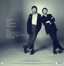 "Side A" und "Side B" listen Songtitel auf. Zwei Männer stehen entspannt nebeneinander.