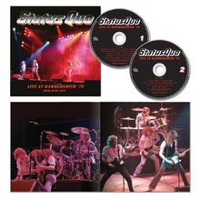 Text: "Status Quo", "Live at Hammersmith '79", "26th June 1979". Zwei CDs und Fotos einer Rockband auf der Bühne.