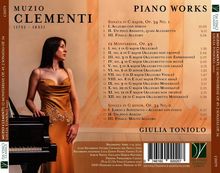 MUZIO CLEMENTI (1752-1832) PIANO WORKS. Giulia Toniolo in einem orangefarbenen Kleid, stehend an einem Klavier.