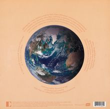 "Softnites for 7 Flutes (2024)" kreisförmig um Erdkugel. Ein blauer Planet auf beigem Hintergrund.