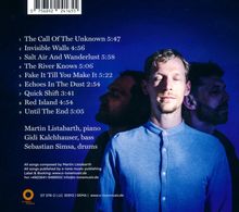 Titelliste mit Zeiten und Künstlernamen. Im Hintergrund drei Männer mit geschlossenen Augen, beleuchtet in blauem Licht.