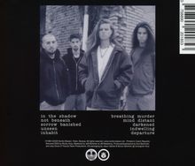 Texte: 
"In the shadow, not beneath, sorrow banished, unseen, inhabit, breathing murder, mind distant, darkened, indwelling, departure."

Ein schwarz-weiß Foto zeigt vier Männer vor einer Backsteinwand.