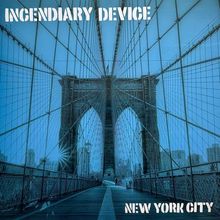 Text: "INCENDIARY DEVICE", "NEW YORK CITY". 
Ansicht der Brooklyn Bridge mit starken Stahlseilen im Fokus.