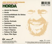 Ein Albumcover mit Titeln: "Abricó De Macaco", "Horda", "Incompatibilidade De Gênios", "Sinhá Prelude" und weitere. Ein Gesicht im Hintergrund.