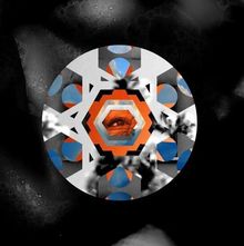 Abstrakte Illustration mit einem zentralen Auge, umgeben von hexagonalen Mustern in Orange, Blau und Grau auf schwarzem Hintergrund.