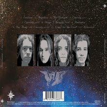 Der Text listet Lieder wie "Sentient", "Angelica" und "The Beloved". Darunter sind vier Schwarz-Weiß-Bilder von Personen.