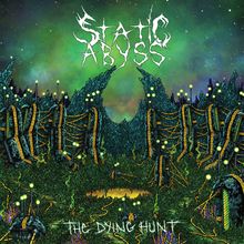 „STATIC ABYSS“ oben und „THE DYING HUNT“ unten. Eine lebendige, grüne Landschaft mit mysteriösen Strukturen.
