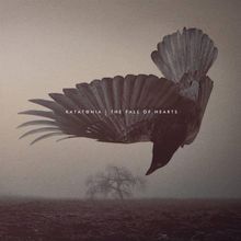 Text: "Katatonia | The Fall of Hearts". Ein Vogel fliegt über eine düstere, neblige Landschaft mit einem einzelnen Baum.