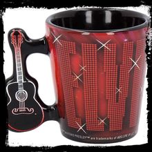 „ELVIS“ in großen, roten Buchstaben; schwarze Tasse mit heller Gitarre am Henkel. Elegant und musikalisch-themed Design.