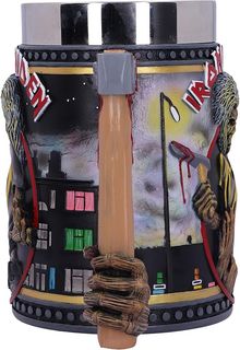 Text: "IRON MAIDEN." Eine bunte Illustration mit Skelett-Hand und Hammer, darunter eine nächtliche Stadtszene.