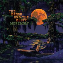 „THE BROOK AND THE BLUFF WEREWOLF“ in orange und grün. Zwei Hunde auf einem Boot vor einem großen orangefarbenen Mond im Sumpf.