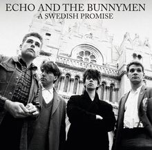 "ECHO AND THE BUNNYMEN A SWEDISH PROMISE" steht über vier Männern vor einem großen, verzierten Gebäude.