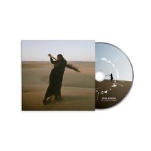 Dua Saleh, "of earth and webs". Person in schwarzem Gewand tanzt in einer weiten Wüstenlandschaft. CD daneben.