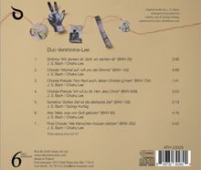 Duo Vershinina-Lee mit Werken von J.S. Bach und György Kurtág. Text und Bilder auf gelbem Hintergrund mit rotem Faden.